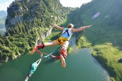 爱游戏体育官网-当戈壁雄鹰遇上魔术师，哈利伯顿的无解如何映照新疆队的篮球哲学