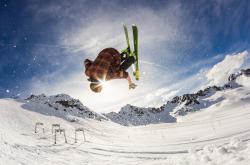 爱游戏tv-赛道上的交响诗，范戴克全程高能输出，F1年度争冠之夜铸就传奇