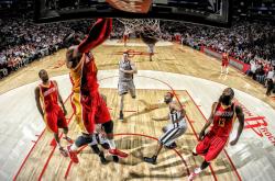 爱游戏网页版-内马尔式爆发与米兰式闪电战，当个人英雄主义遭遇团队效率美学