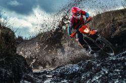 爱游戏tv-绝境双星，克莱关键三分助湖人加时险胜马刺，逆境中见证非典型英雄的诞生