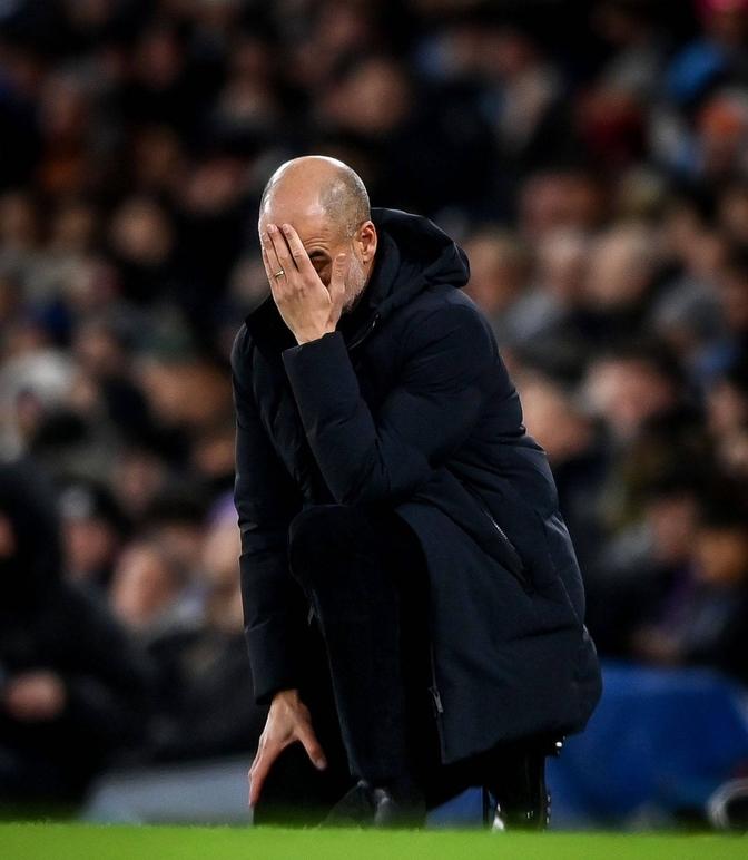 曼城后卫连续失误,遭遇防线崩溃 曼城后卫连续失误,遭遇防线崩溃