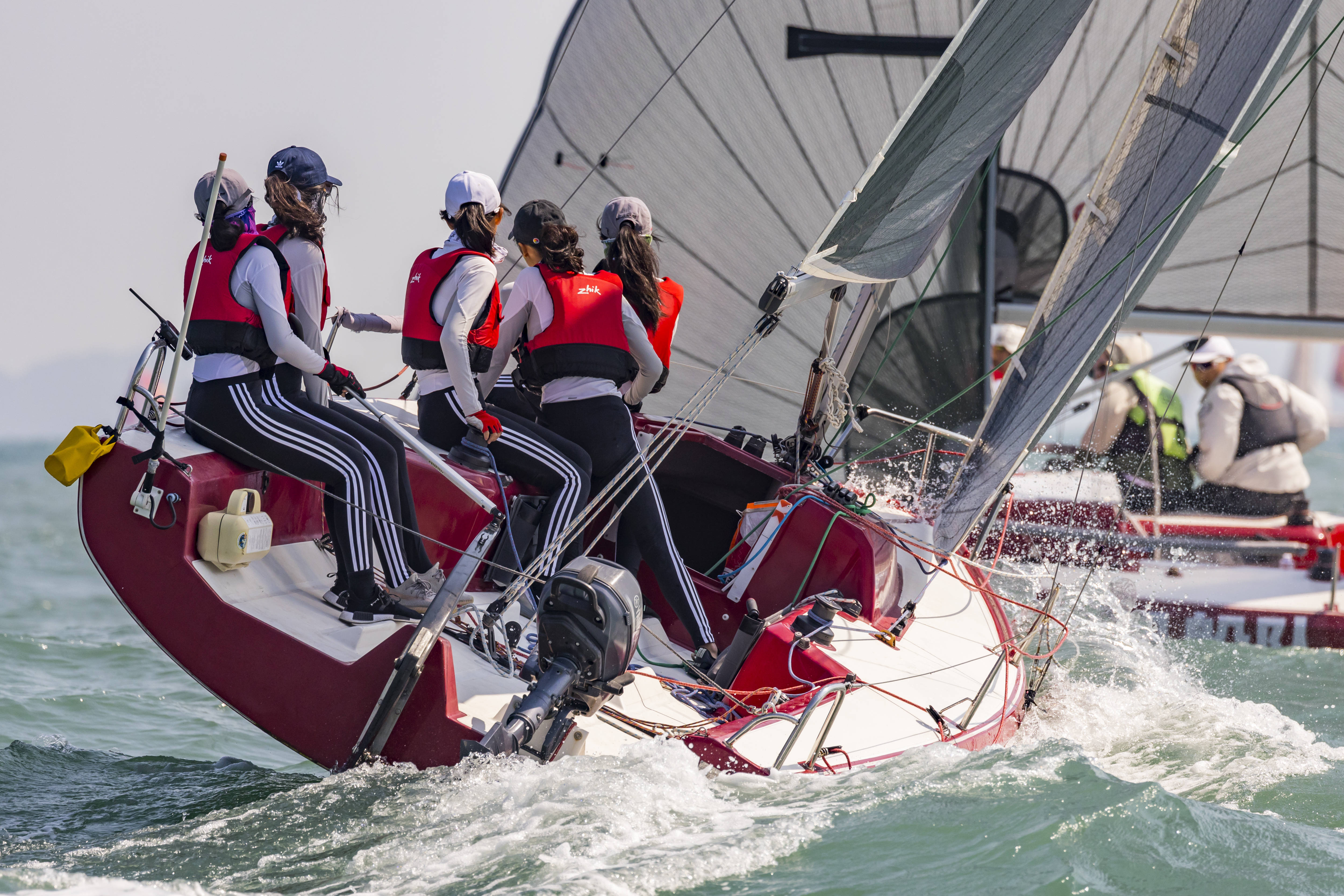 关于帆船比赛中，选手技艺精湛飘飘欲仙的信息