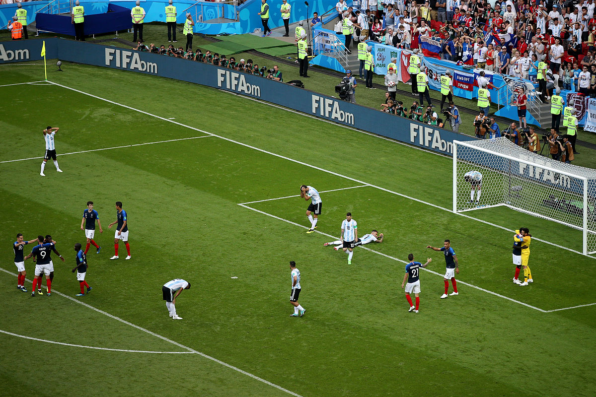 精彩足球对决，场上画面惊险刺激