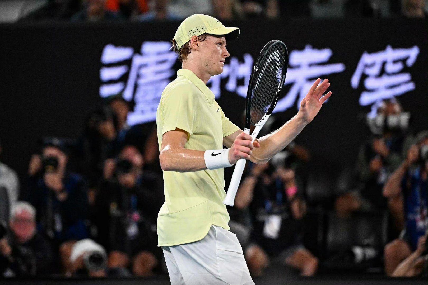 包含世界网球队横扫日本网球队，兹维列夫三分雨点燃全场的词条