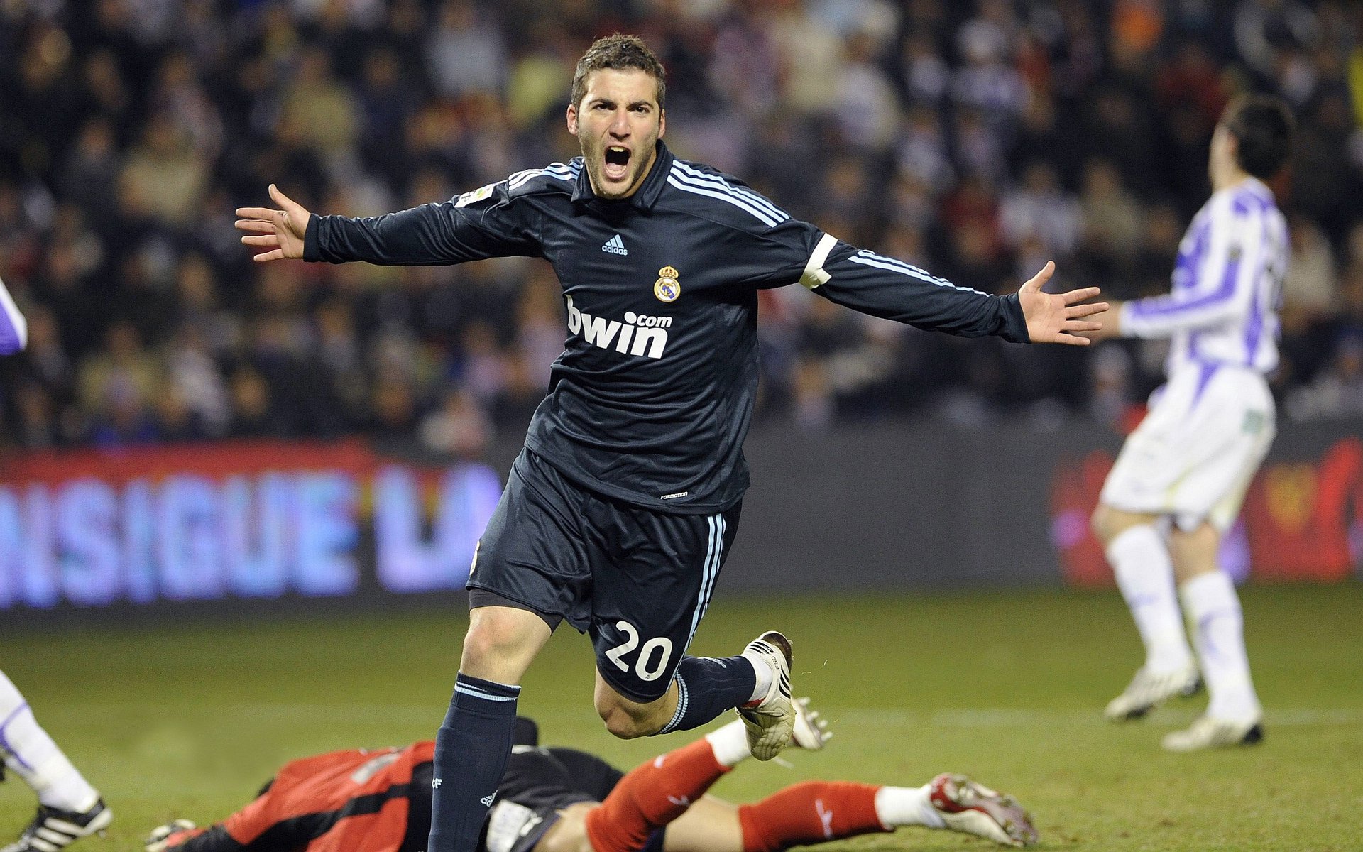 绿茵场与硬木地板的双城记，贝蒂斯加时奇迹与恩佐的季后赛接管之夜